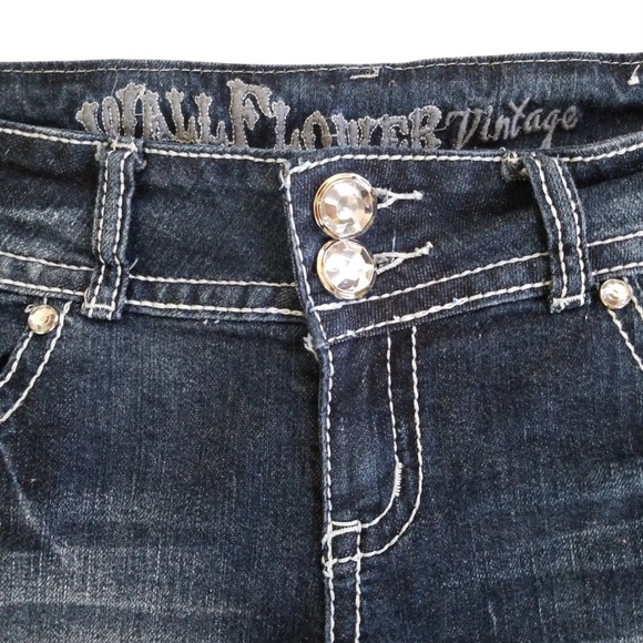 Wallflower Rhinestone Stretch Cuffed Jean Shorts Size‎ 7 Juniors - Picture 3 of 8